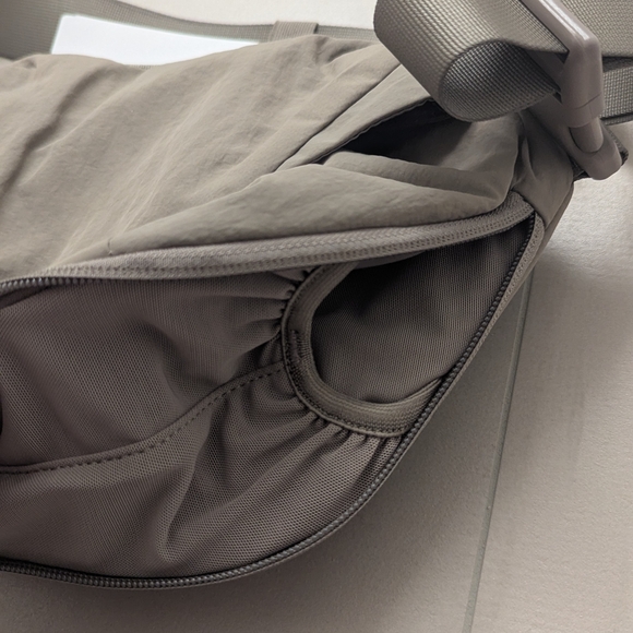 Lululemon Curved Crossbody Bag, Warm Ash Grey 3L - Picture 5 of 7